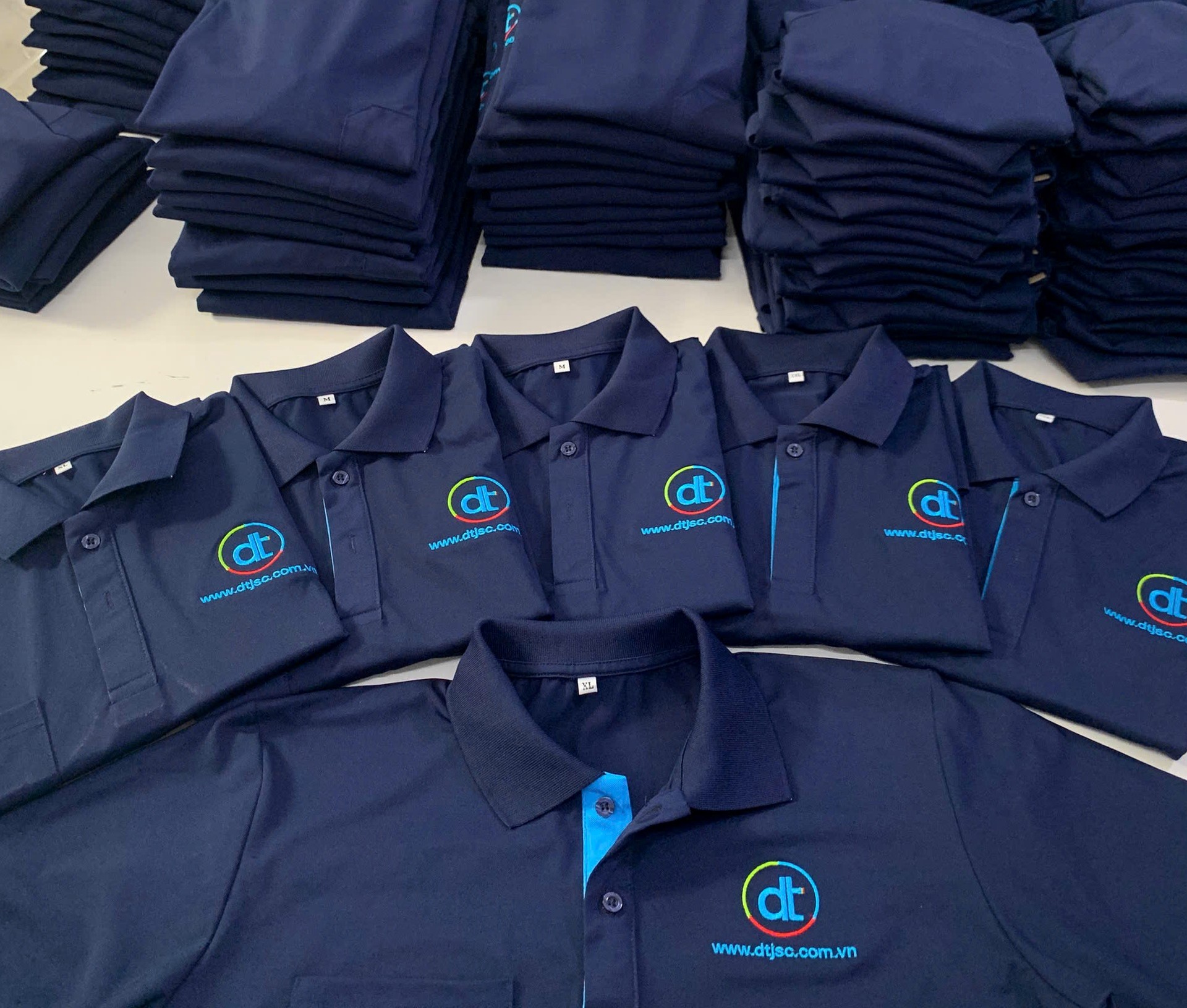 In logo slogan áo thun